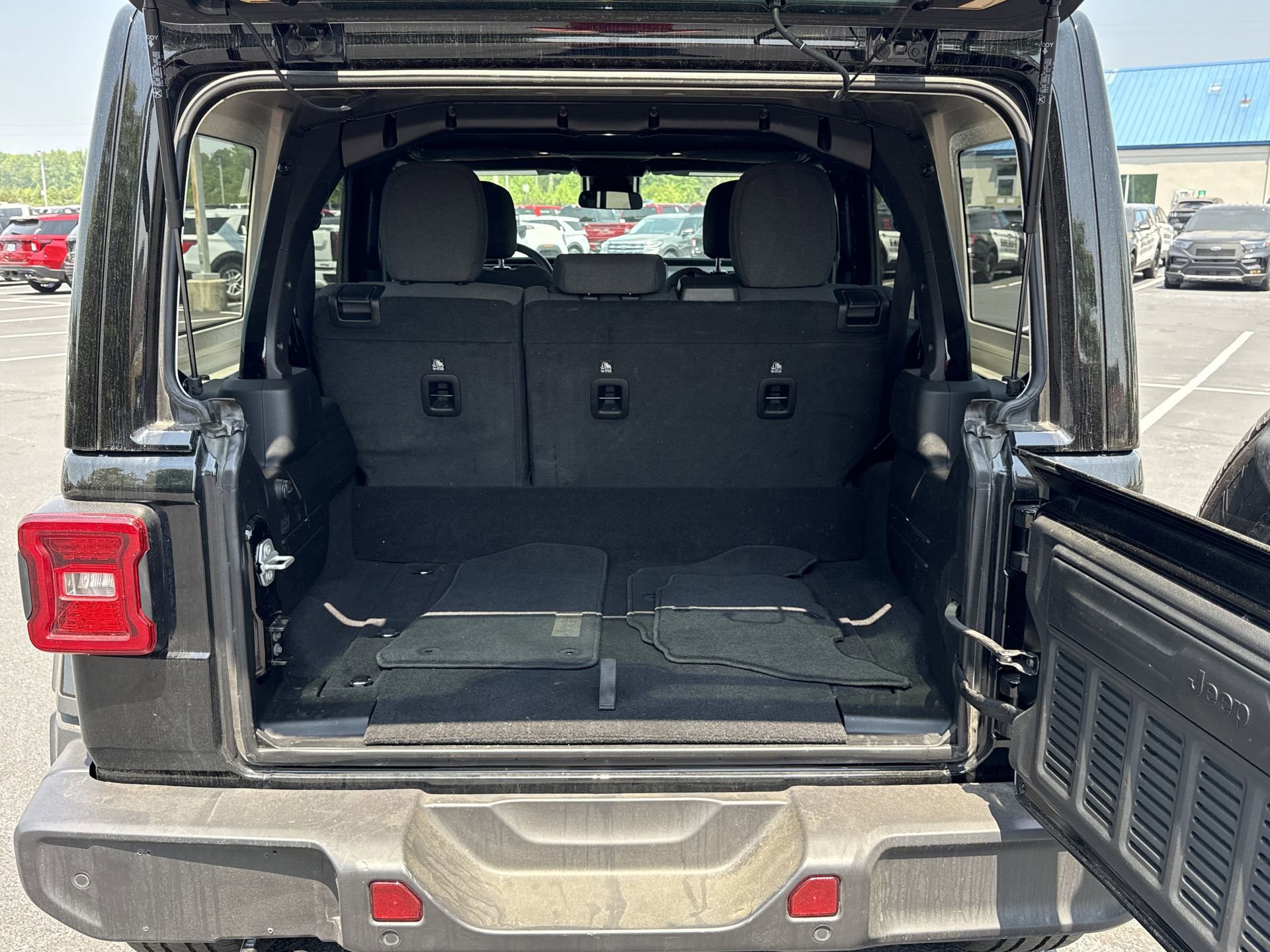 Used 2025 Jeep Wrangler Unlimited Sahara w/ Safety Group AWD/4WD image 18