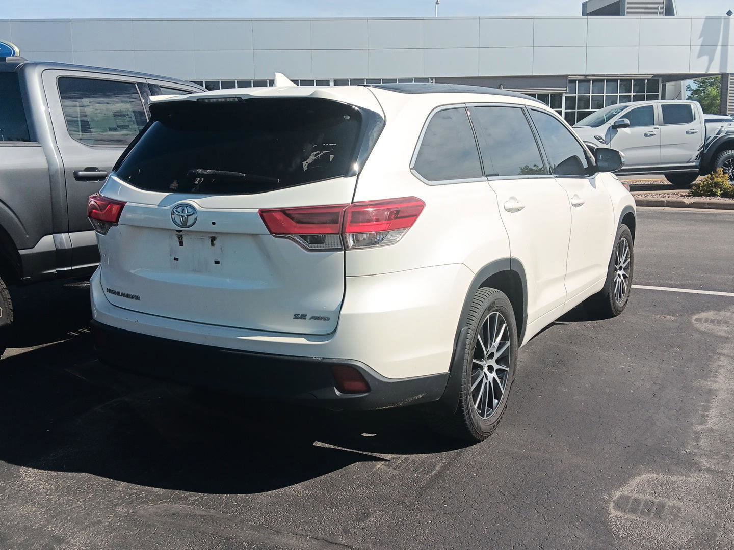 Used 2017 Toyota Highlander SE AWD/4WD image 14