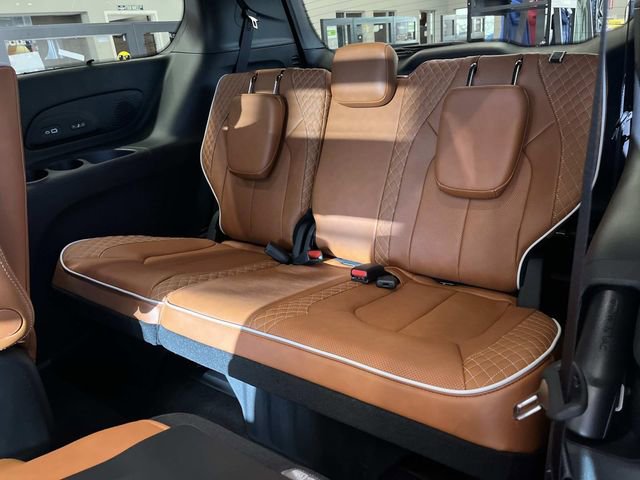 New 2026 Chrysler Pacifica Pinnacle w/ Trailer Tow Group AWD/4WD image 18