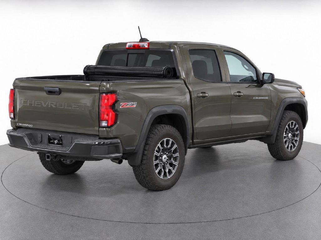 Used 2023 Chevrolet Colorado Z71 w/ Z71 Convenience Package 2 AWD/4WD image 3