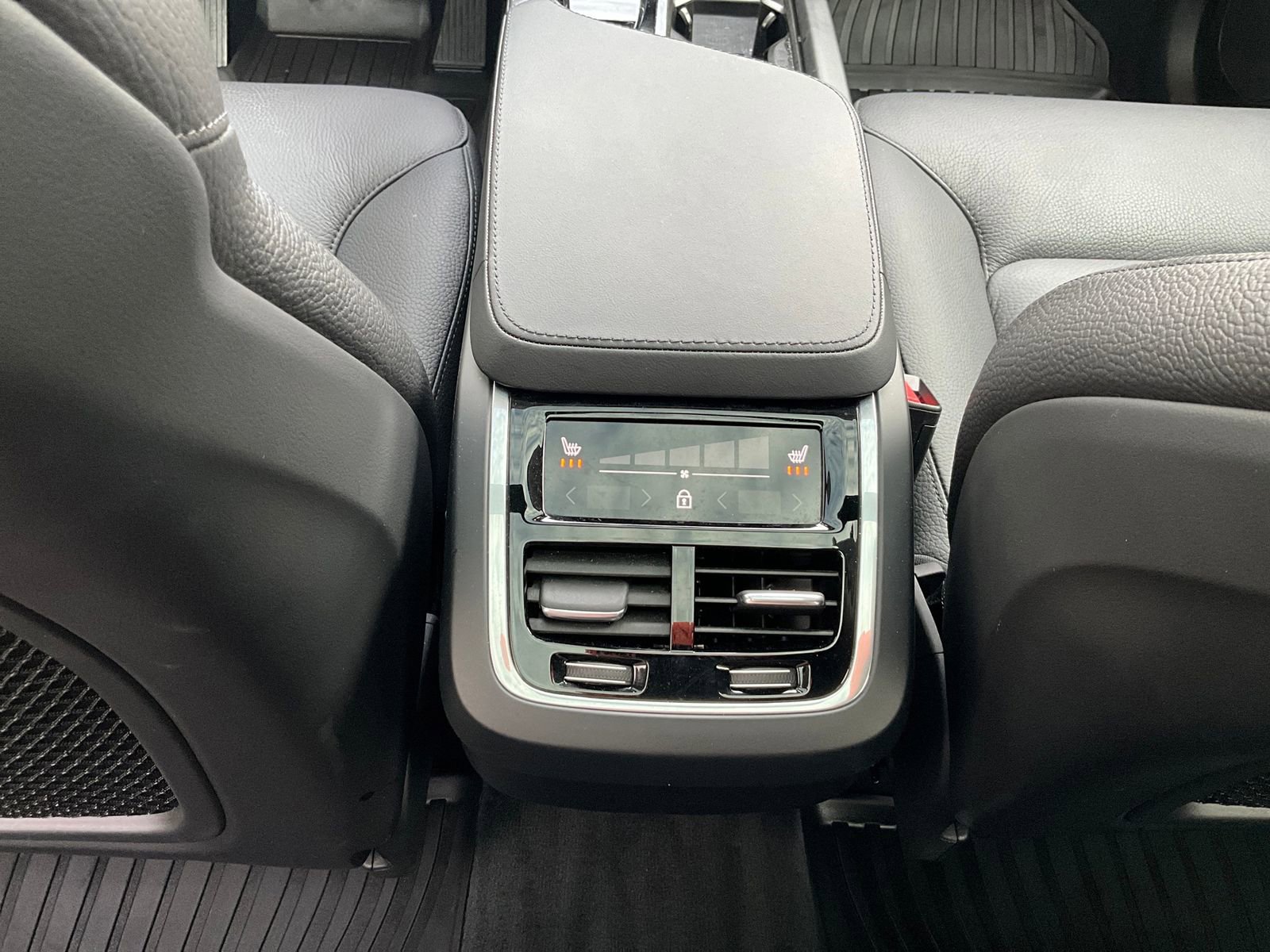 Certified 2024 Volvo XC90 B6 Core w/ Protection Package Premier image 34