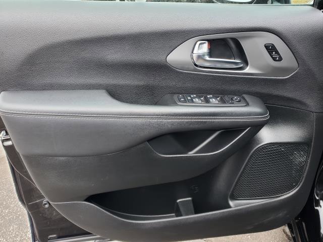 Used 2025 Chrysler Pacifica Select image 19