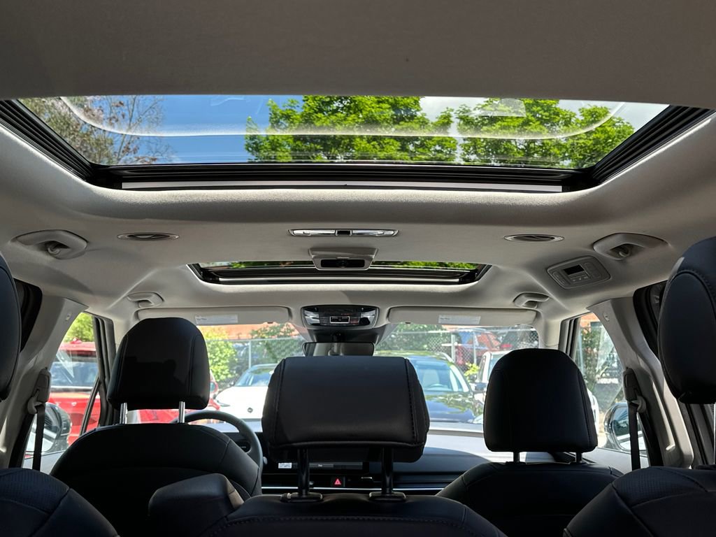 Certified 2025 Kia Carnival SX w/ SX Dark Edition Package FWD image 8