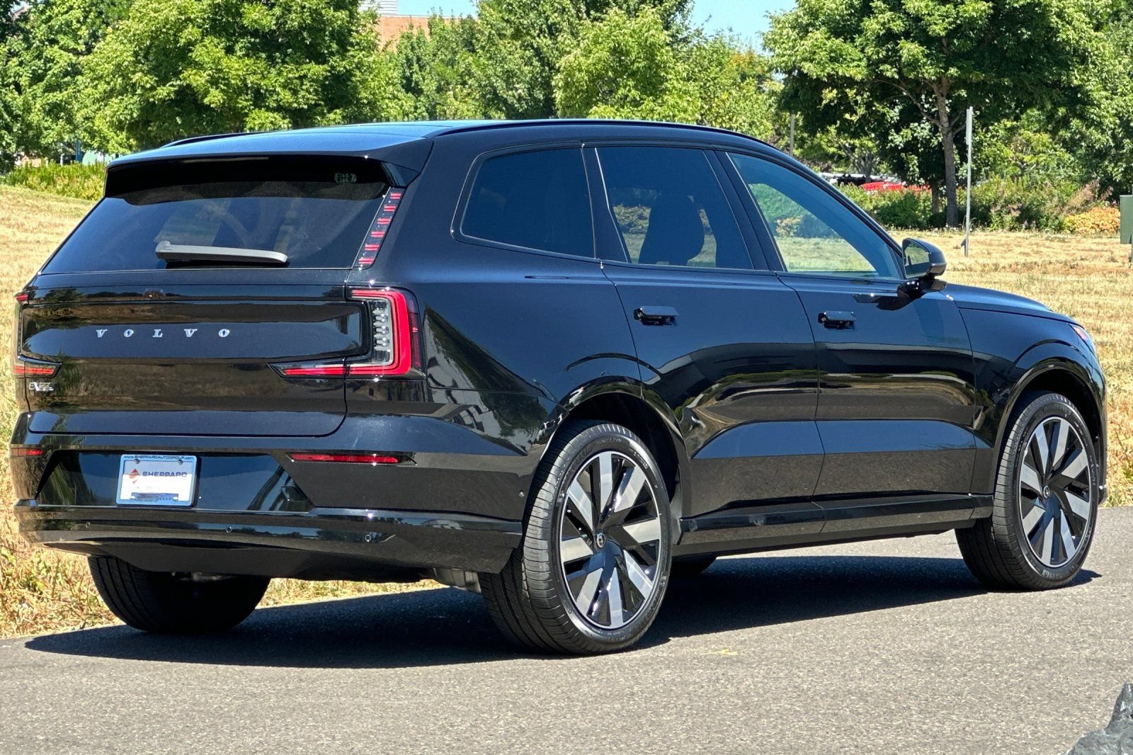 New 2026 Volvo EX90 Plus AWD/4WD image 3