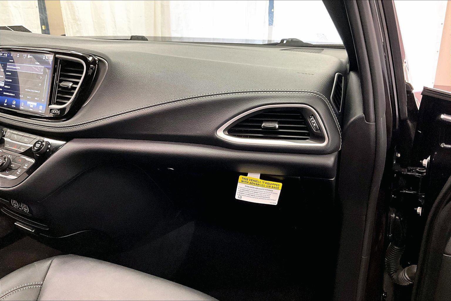 Used 2025 Chrysler Pacifica Select image 15