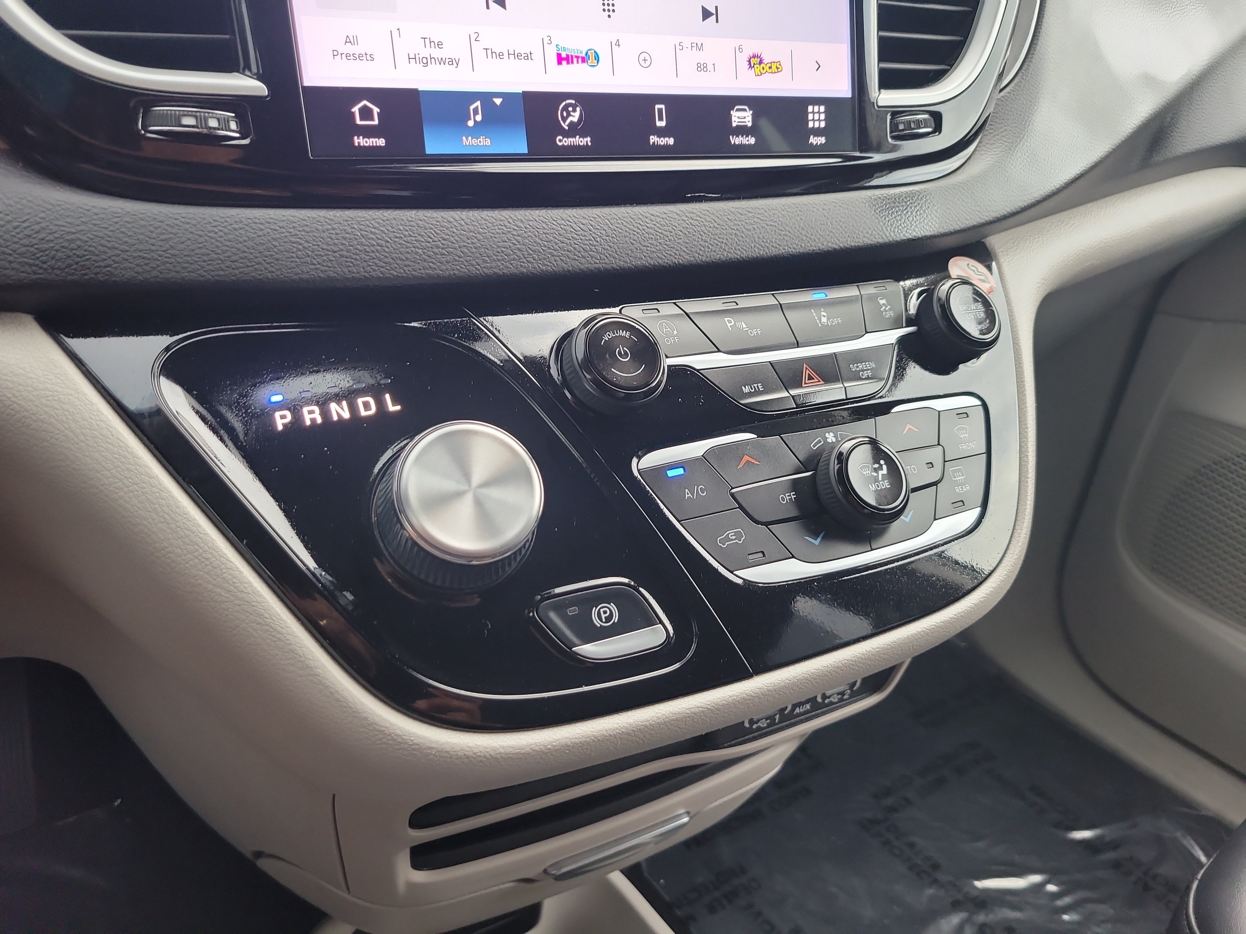 Used 2024 Chrysler Pacifica Touring-L FWD image 22