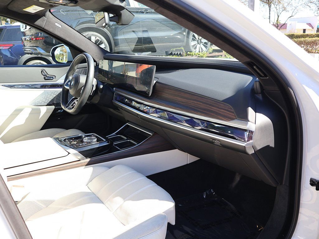 Used 2023 BMW 760i xDrive image 32