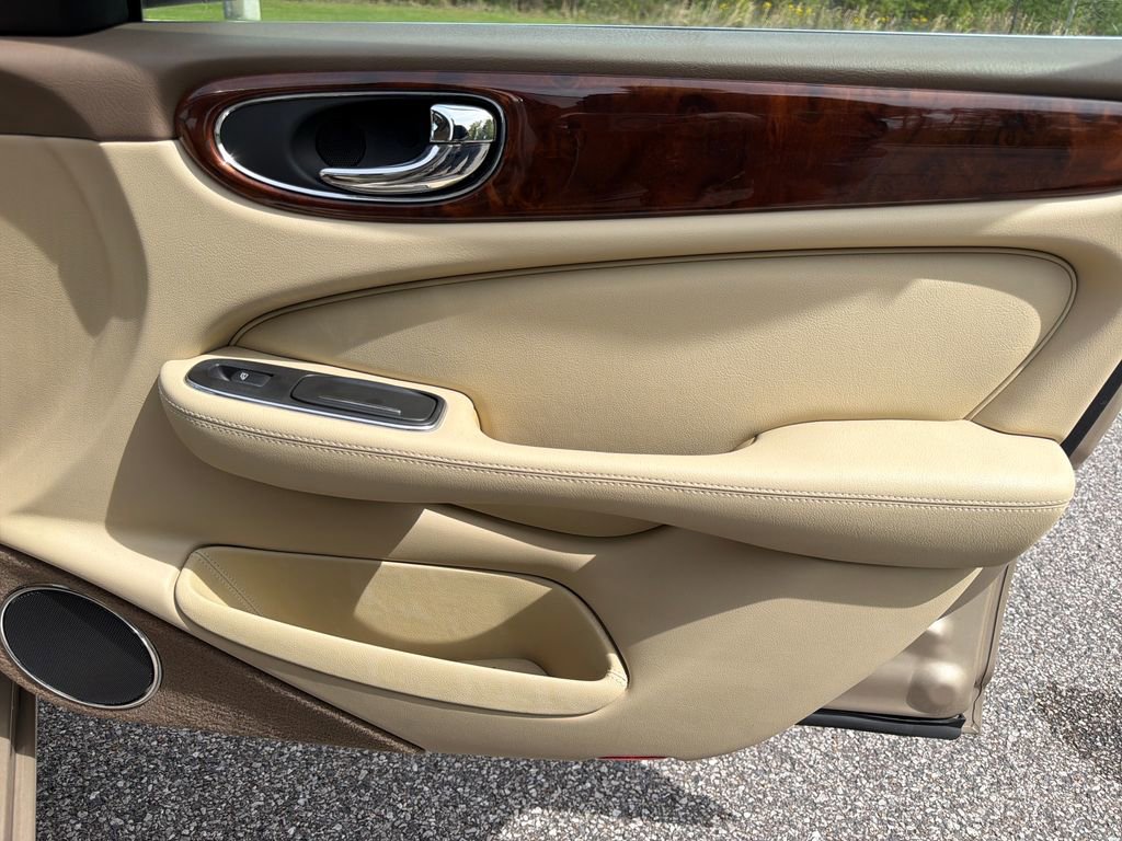 Used 2005 Jaguar XJ8 image 47