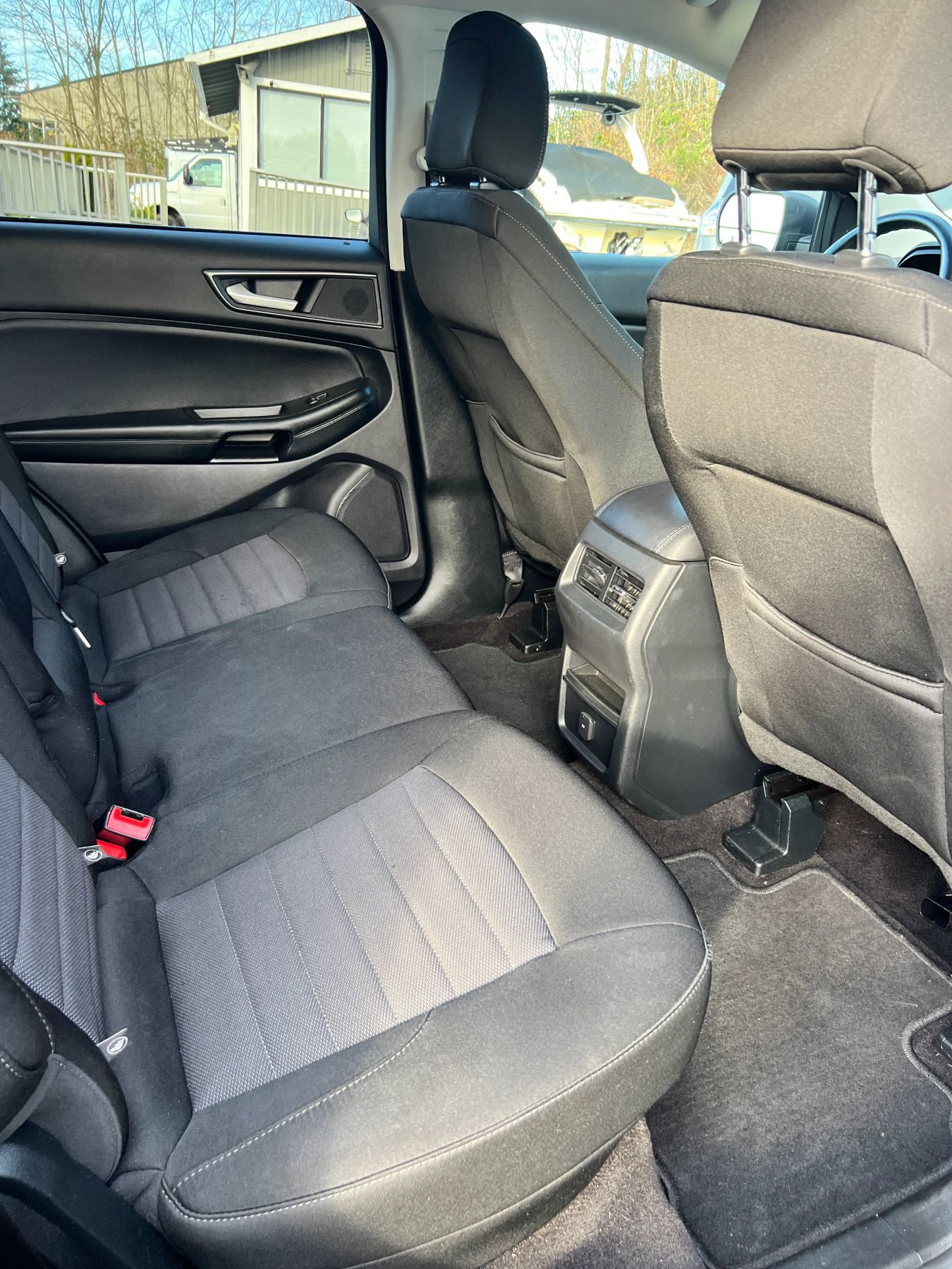 Used 2020 Ford Edge SE image 18