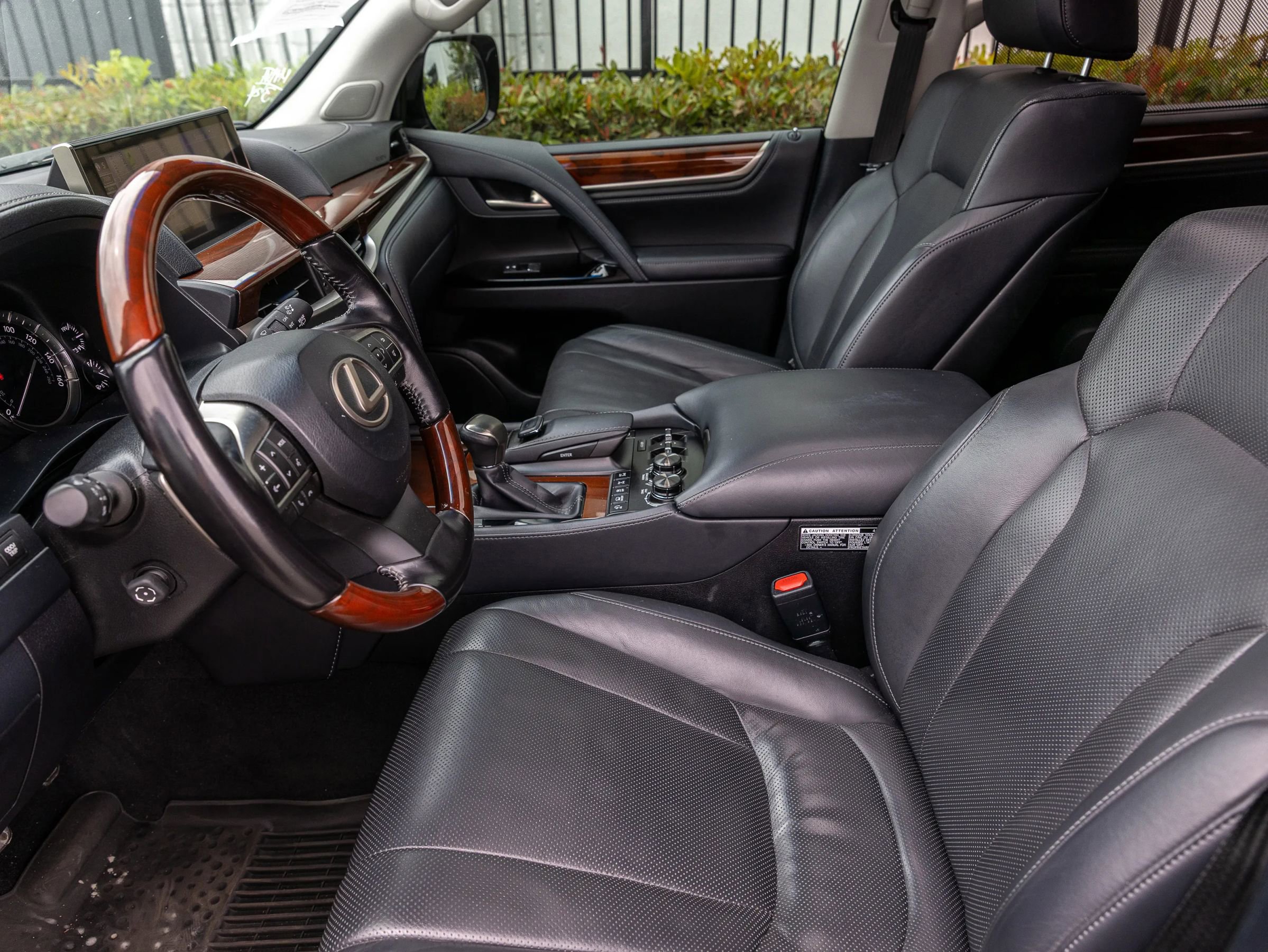 Used 2021 Lexus LX 570 4WD w/ Luxury Package image 33