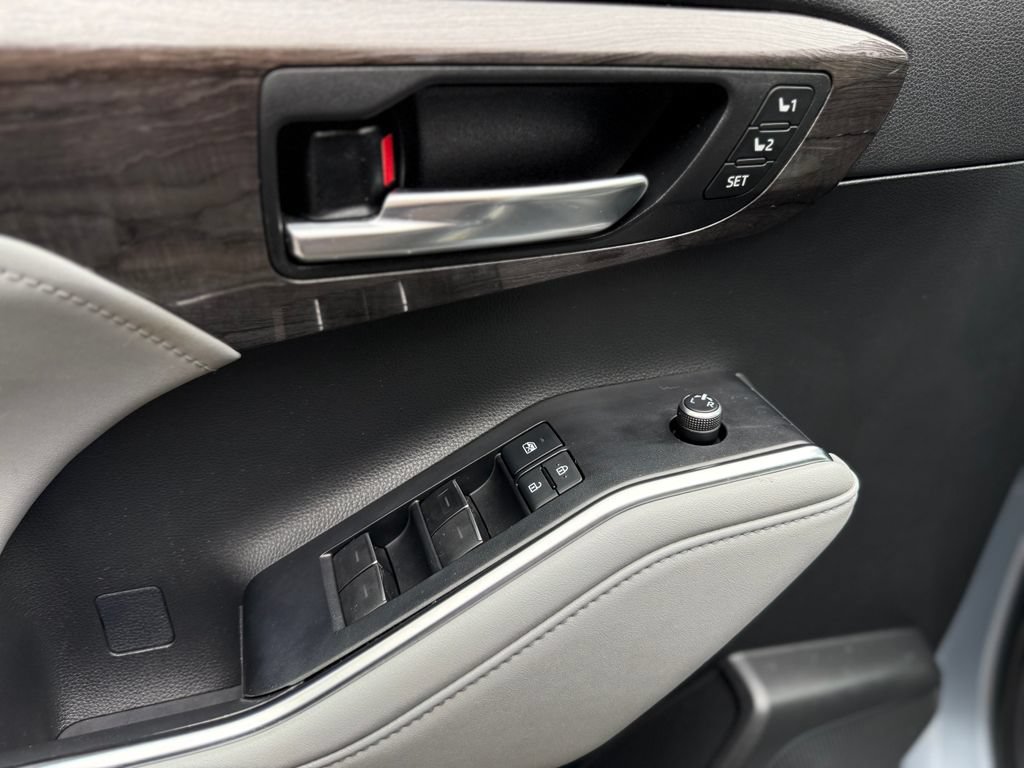 Used 2020 Toyota Highlander Limited FWD image 21