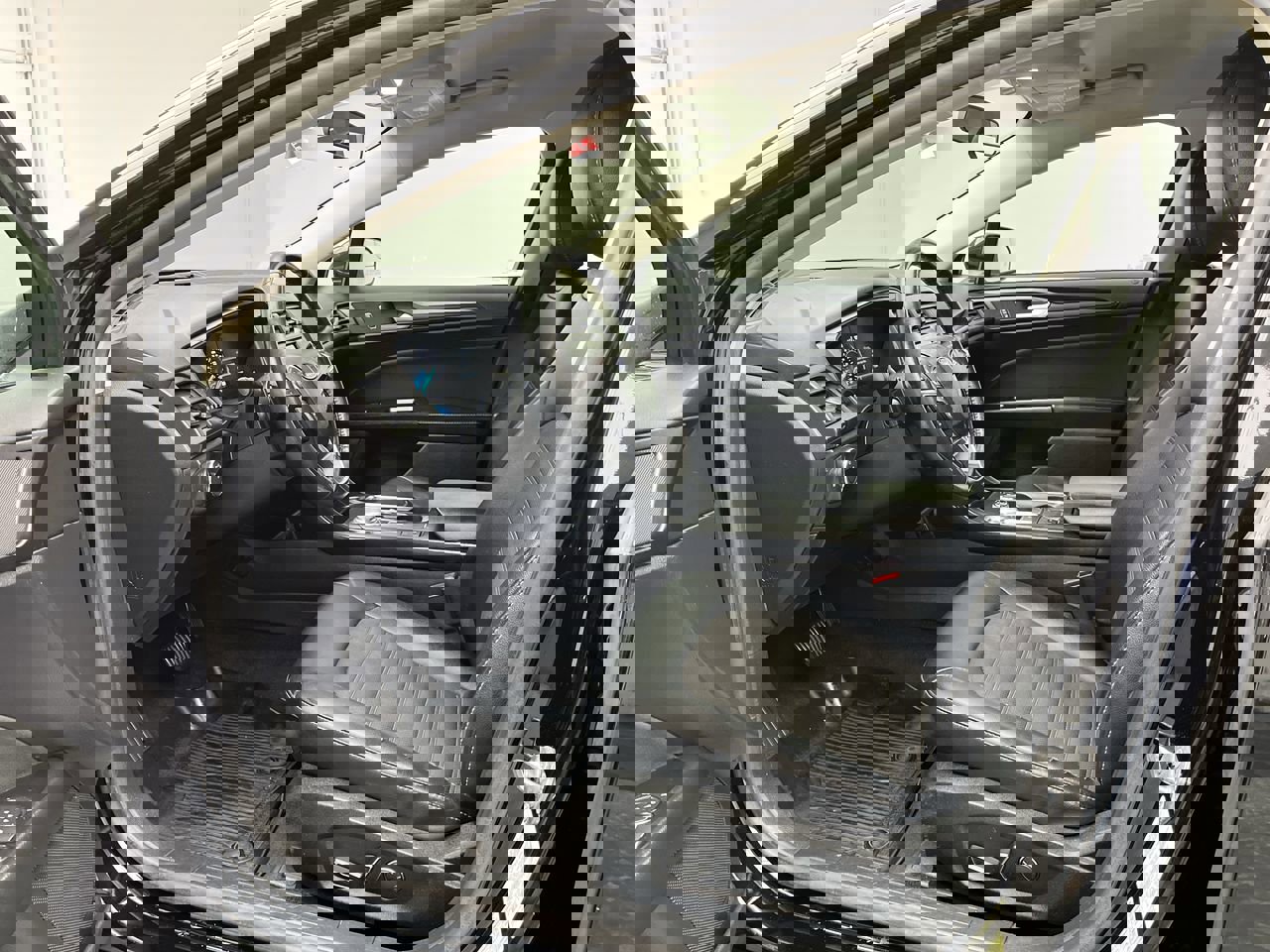 Used 2018 Ford Fusion SE w/ Equipment Group 201A FWD image 3