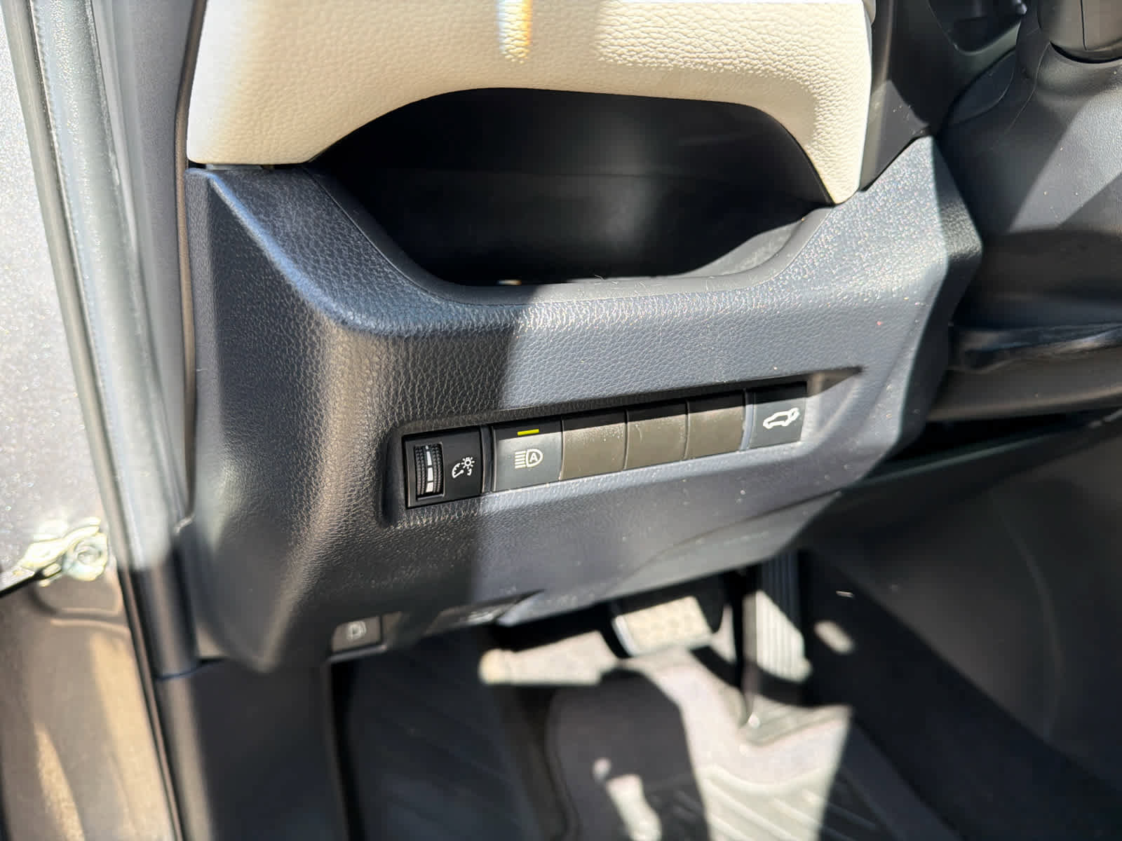 Used 2020 Toyota RAV4 XLE w/ Convenience Package image 17