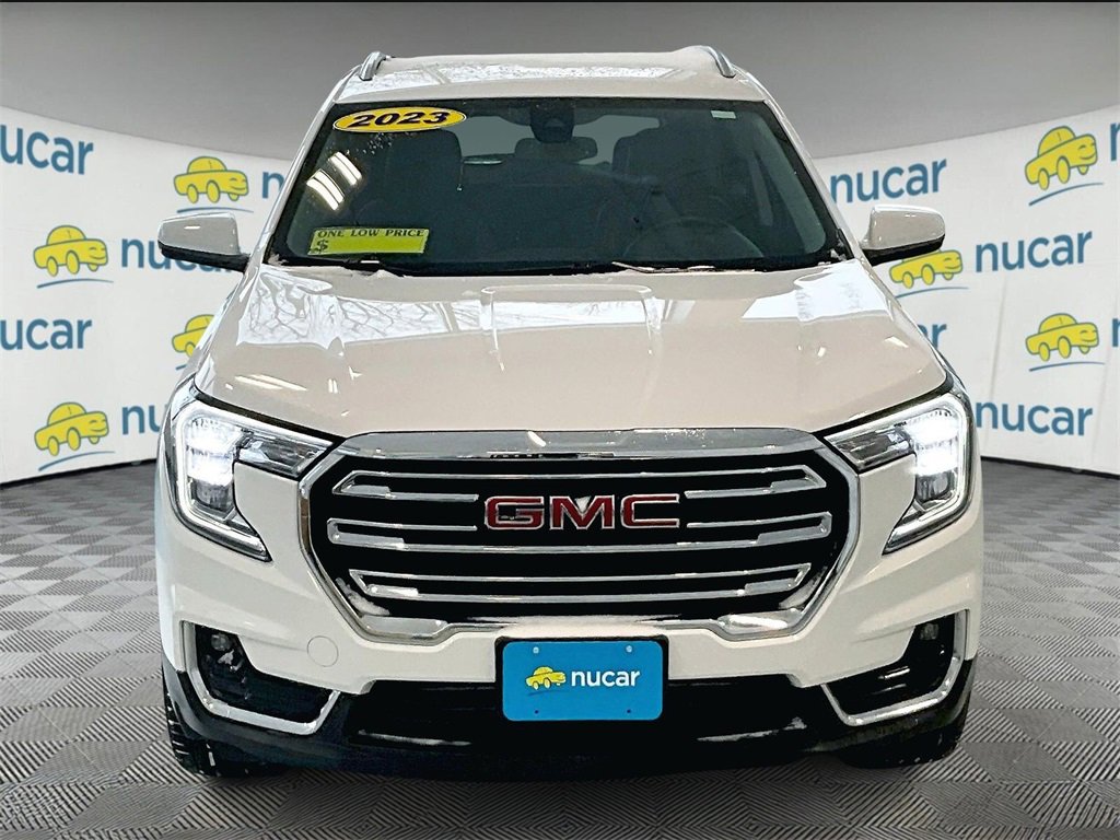 Used 2023 GMC Terrain SLT image 2