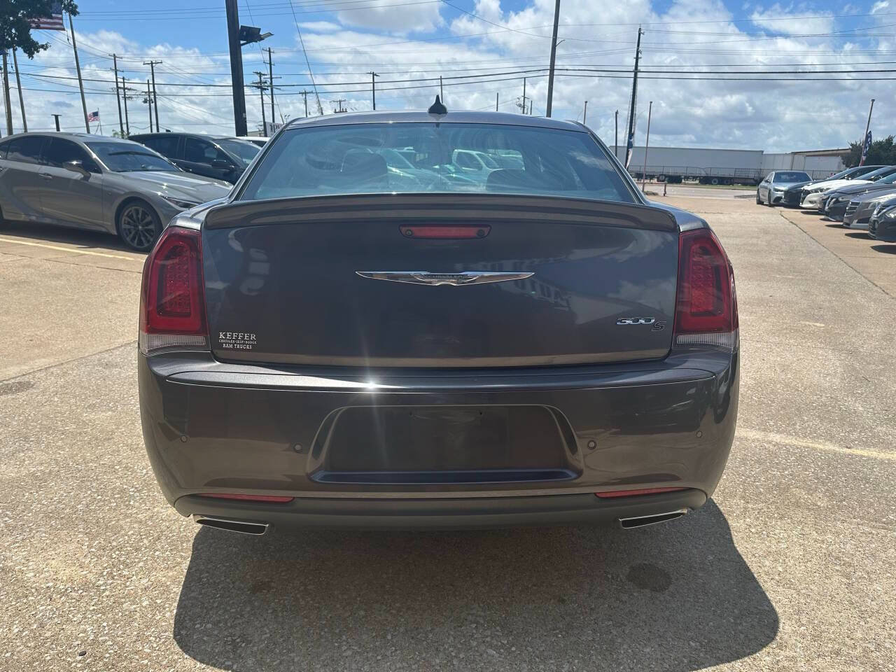 Used 2018 Chrysler 300 S w/ 300S Premium Group RWD image 6