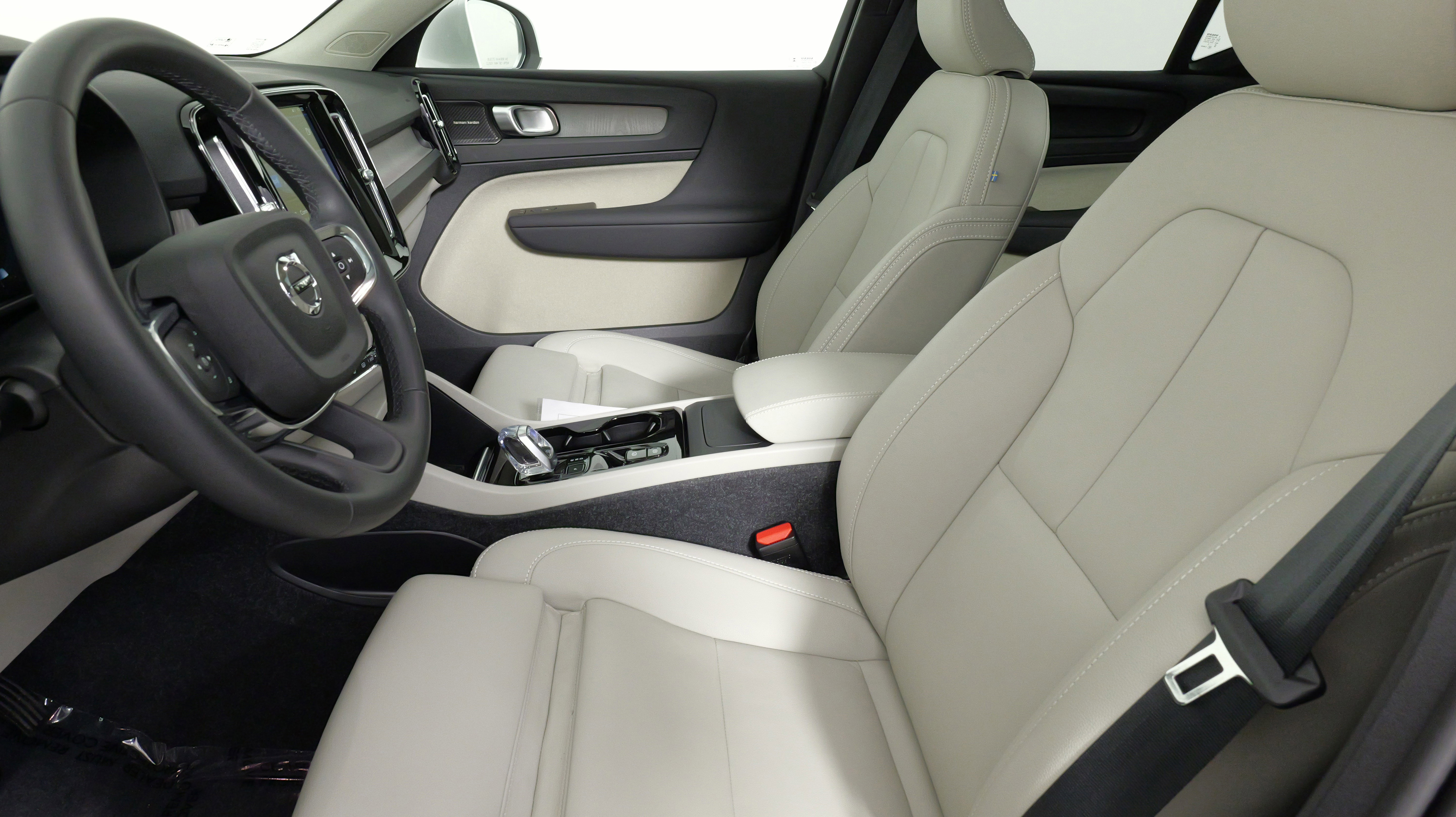 Used 2024 Volvo XC40 B5 Plus w/ Climate Package image 30