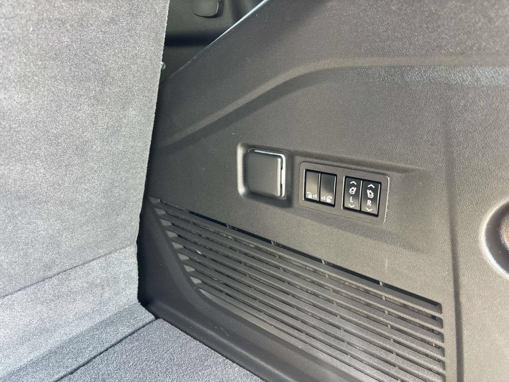 Used 2023 GMC Yukon Denali Ultimate AWD/4WD image 19