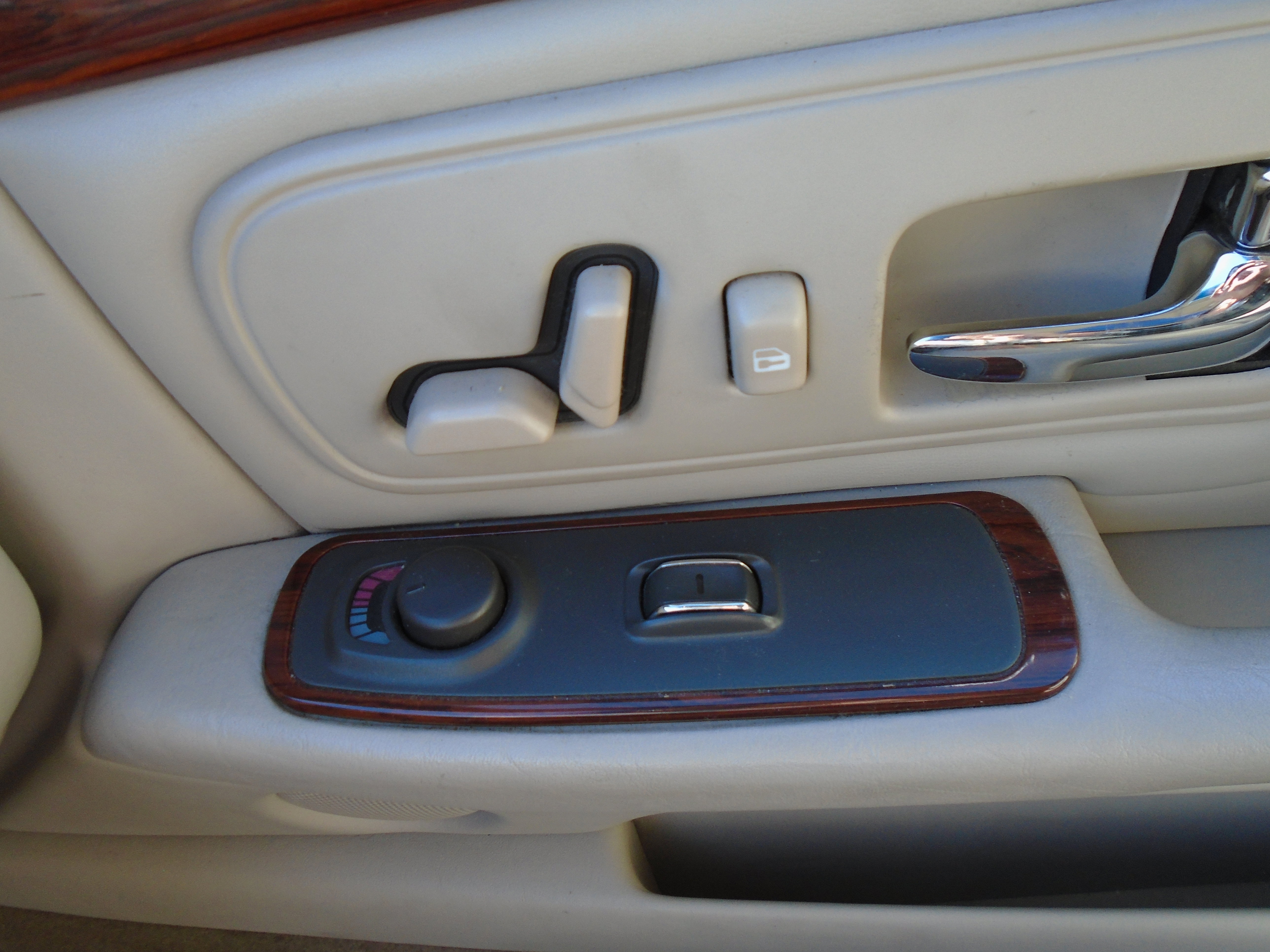 Used 1998 Cadillac De Ville FWD image 22