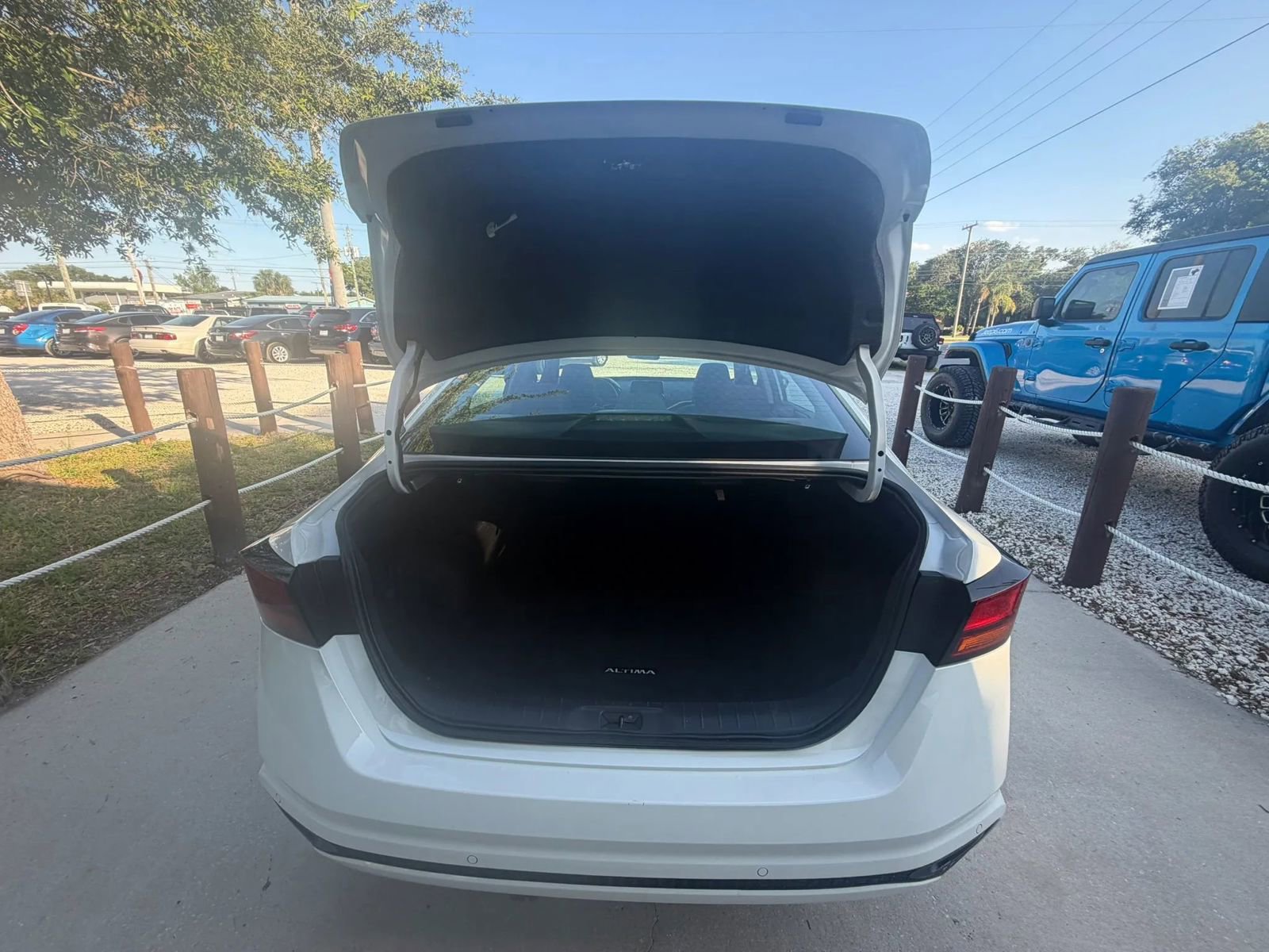 Used 2025 Nissan Altima 2.5 SV FWD image 8