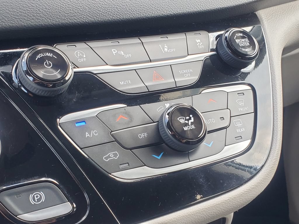 Used 2024 Chrysler Pacifica Touring-L FWD image 19
