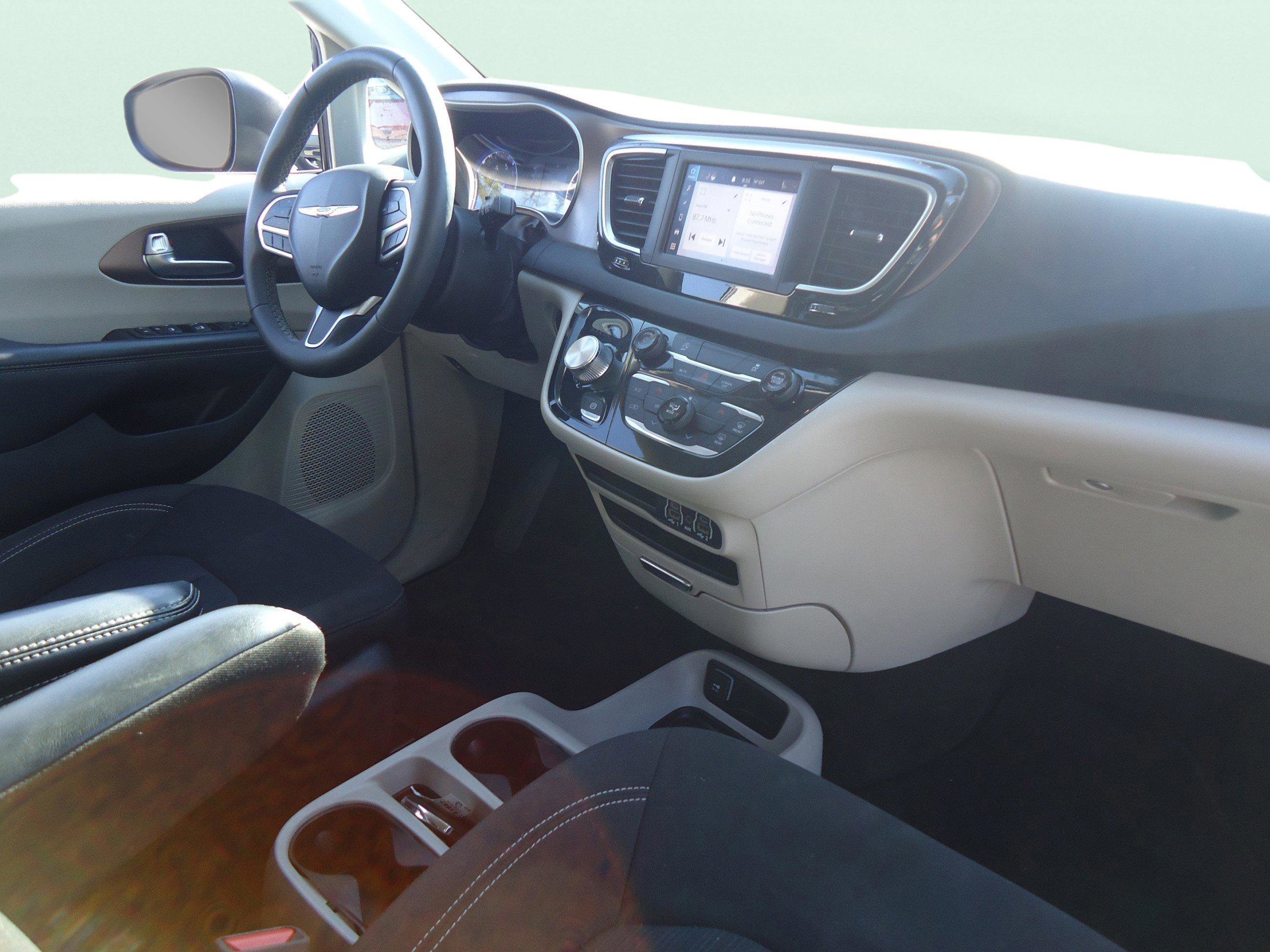 Used 2023 Chrysler Voyager LX image 27