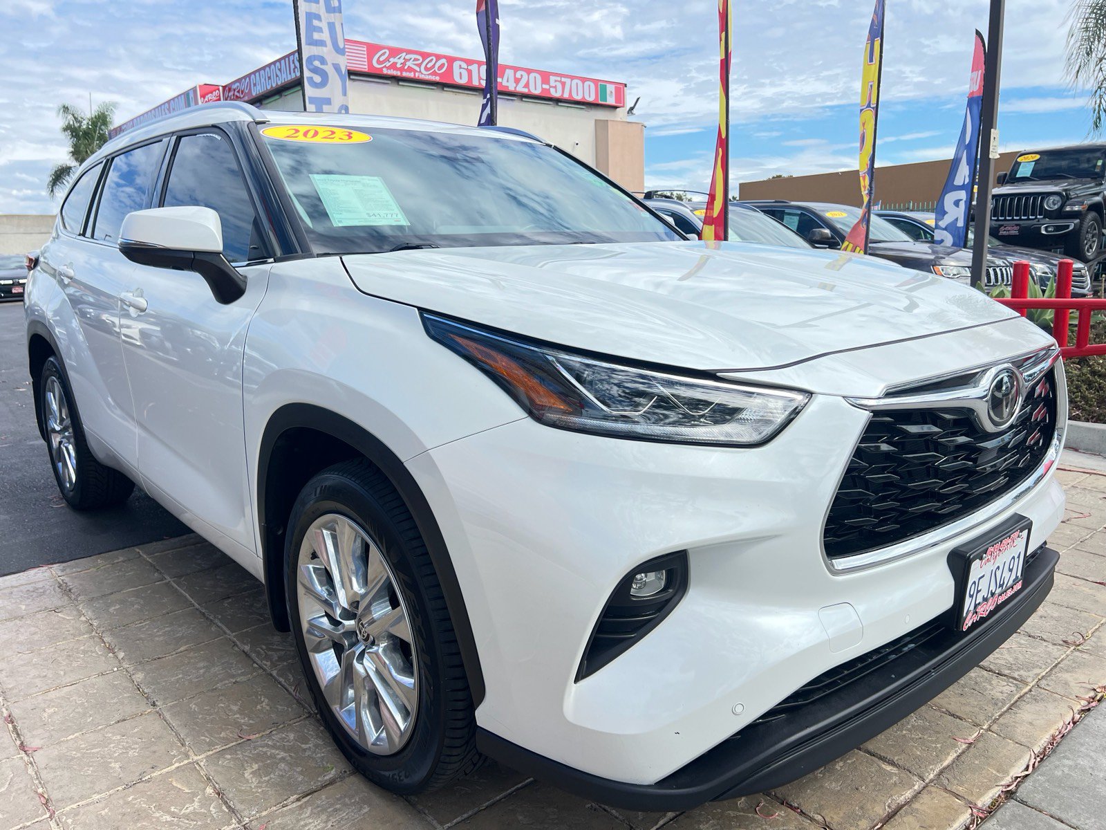 Used 2023 Toyota Highlander Limited FWD image 2