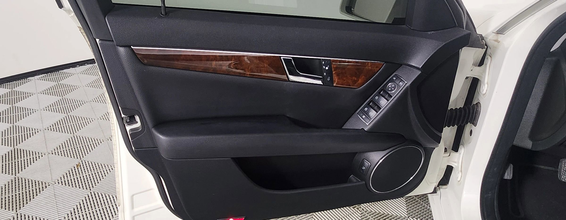 Used 2010 Mercedes-Benz C 300 C 300 Luxury Sedan 4D image 9