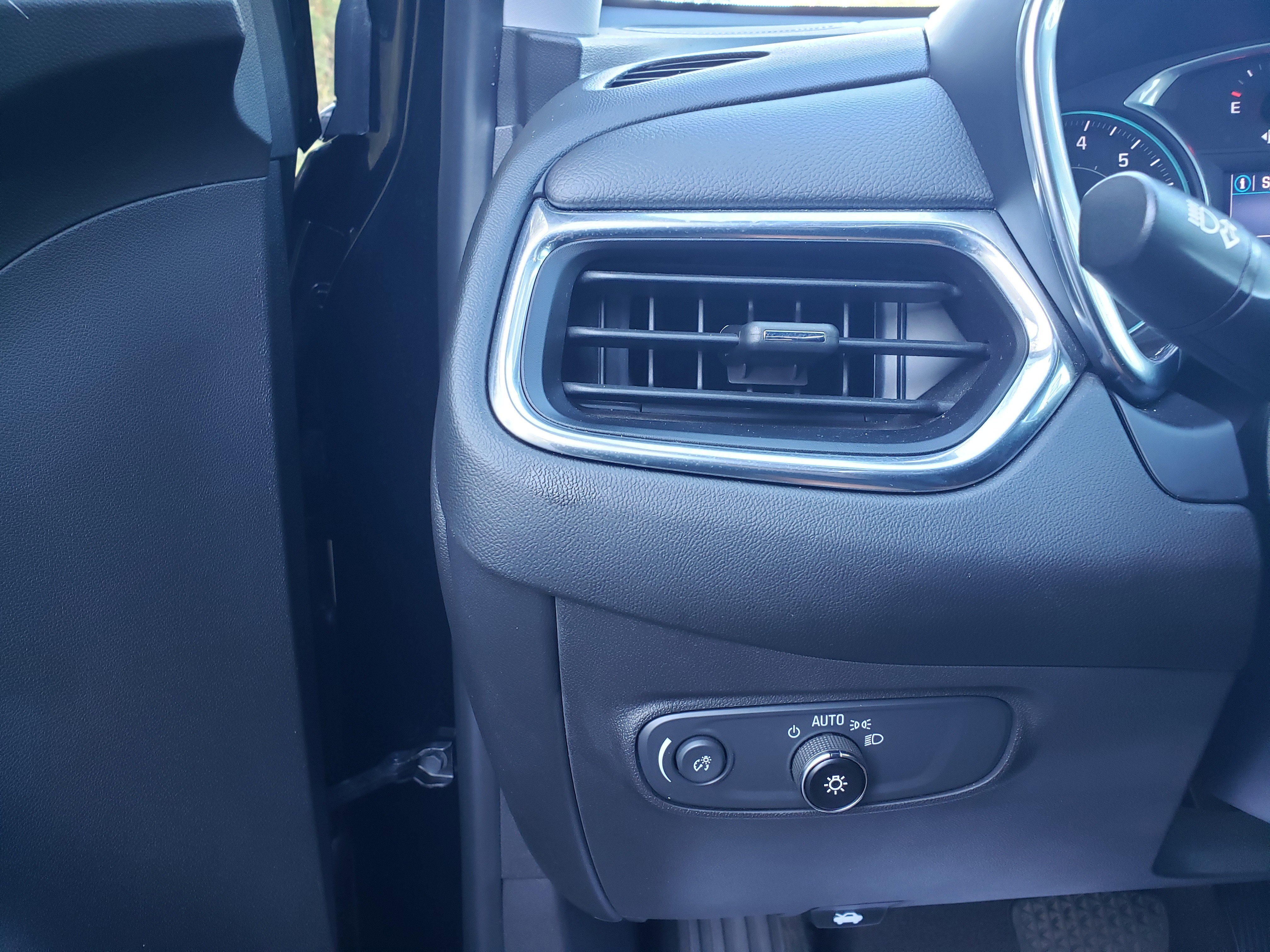 Used 2022 Chevrolet Equinox LT w/ Driver Convenience Package image 12