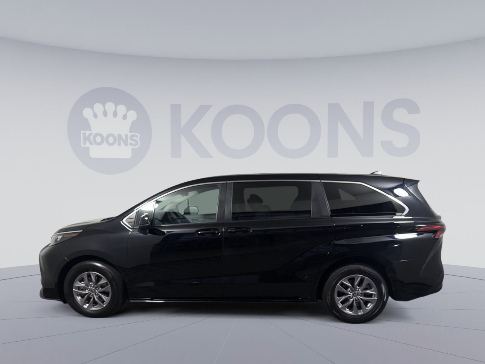 Used 2024 Toyota Sienna LE image 2
