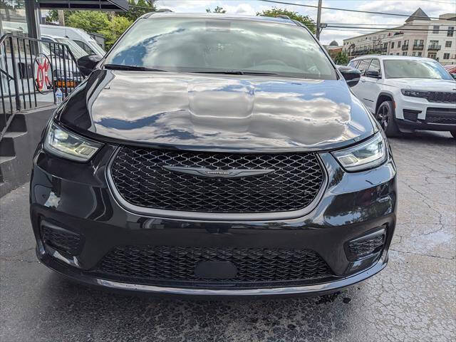 Used 2023 Chrysler Pacifica Touring-L w/ Uconnect Theater Family Group AWD/4WD image 7