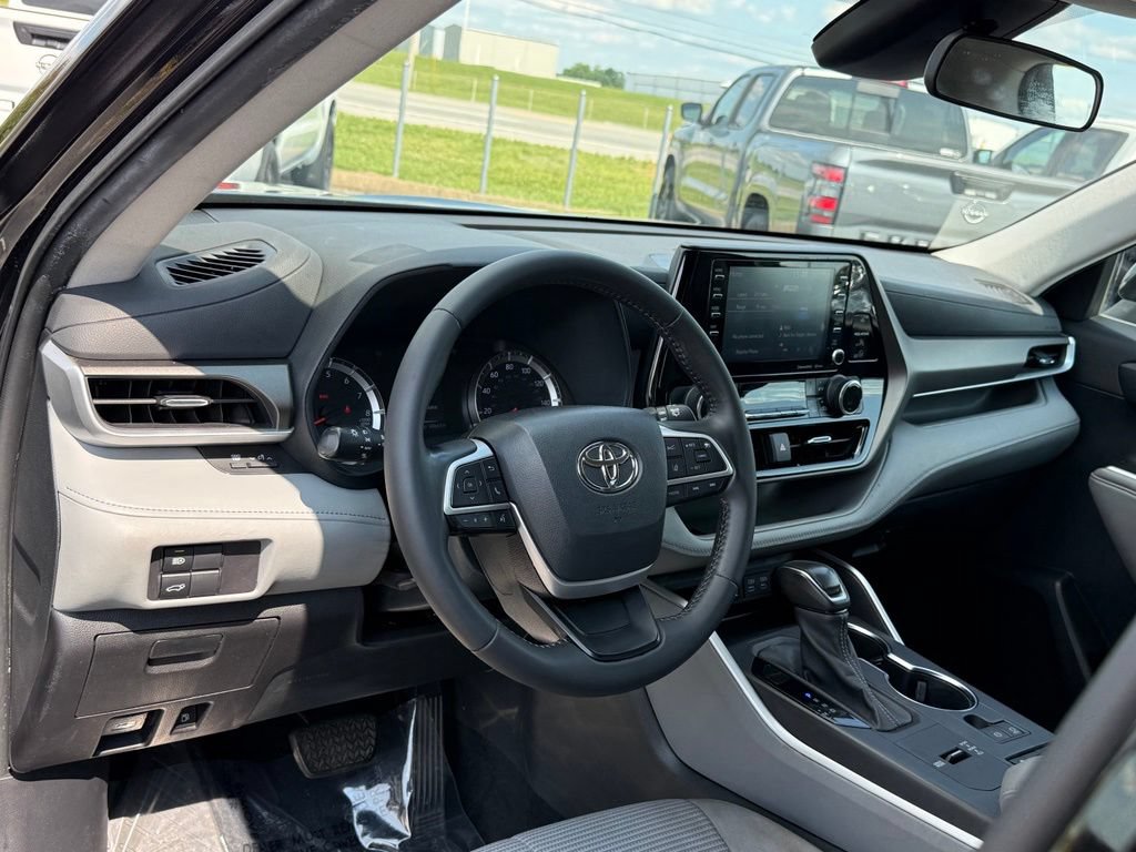 Used 2022 Toyota Highlander LE FWD image 14