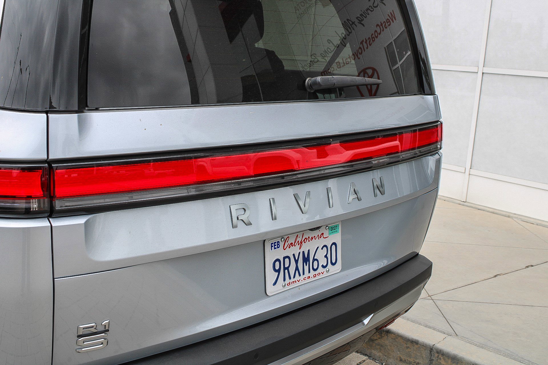 Used 2025 Rivian R1S Adventure AWD/4WD image 11
