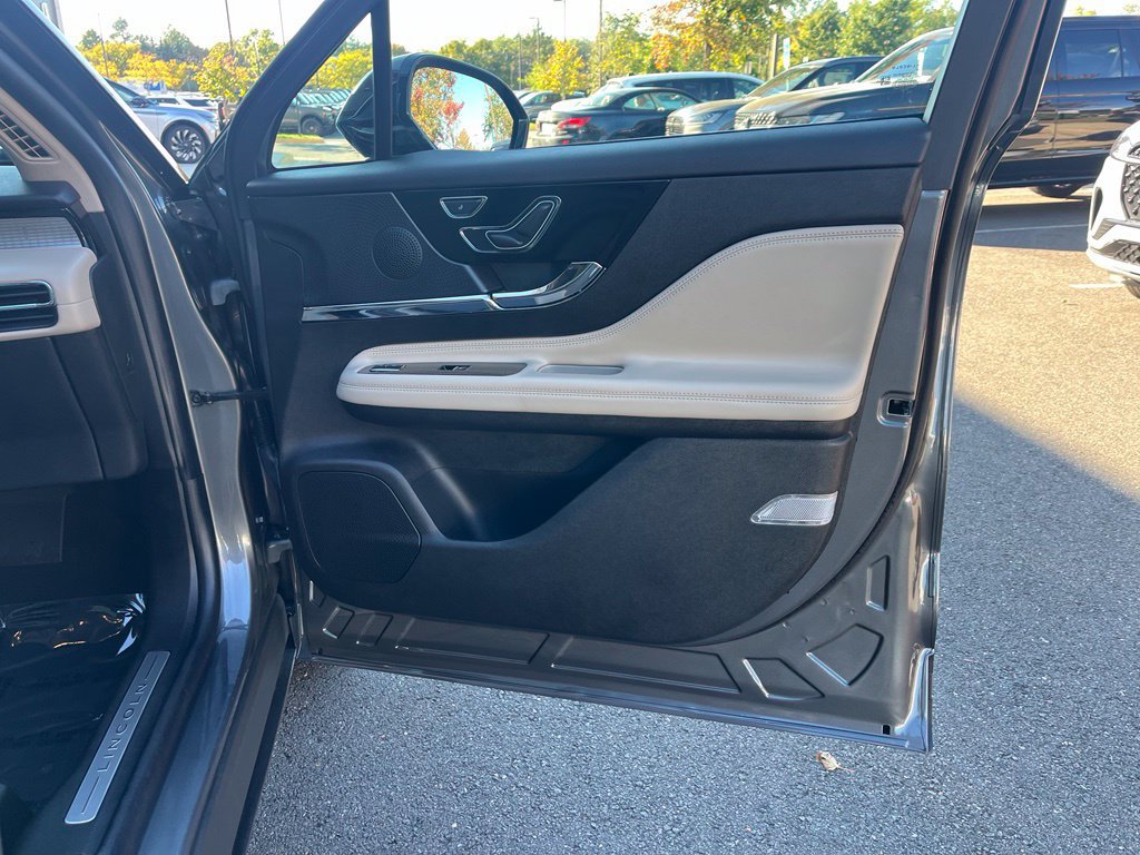 Used 2025 Lincoln Corsair AWD image 24