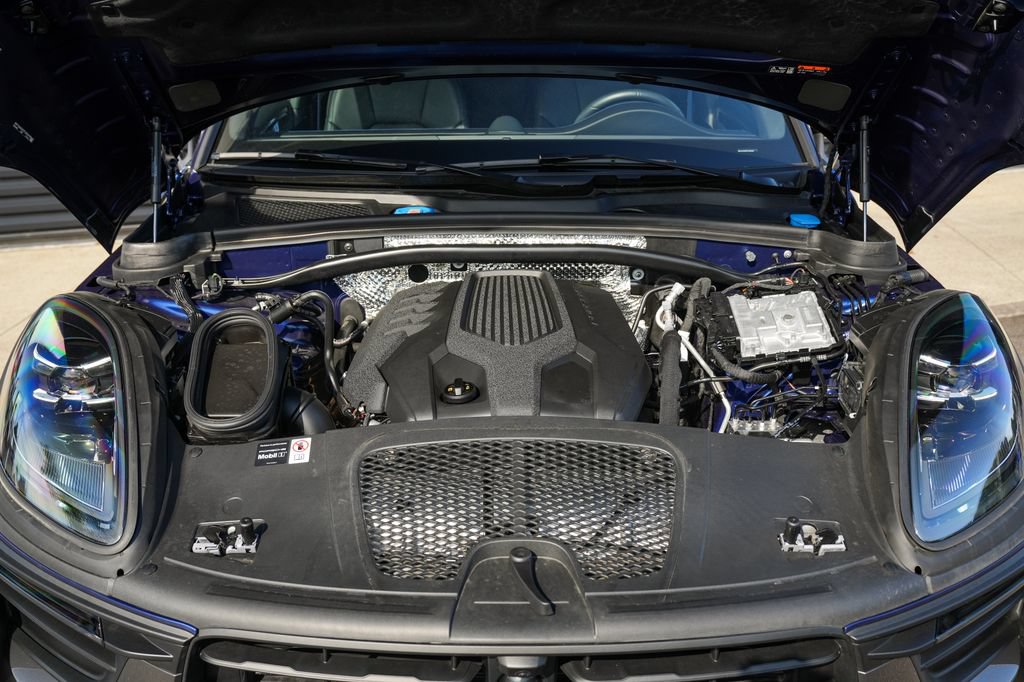 Certified 2026 Porsche Macan Turbo AWD/4WD image 10