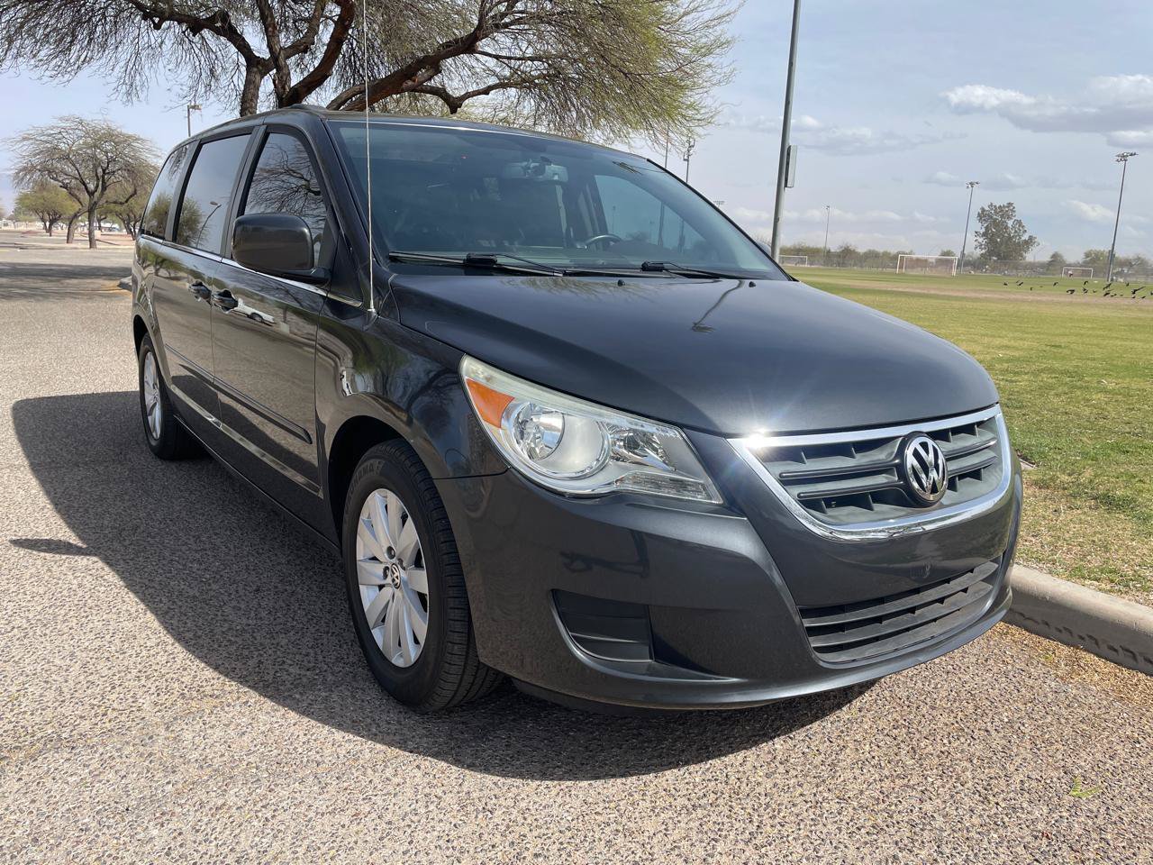 Used 2012 Volkswagen Routan SEL FWD image 7