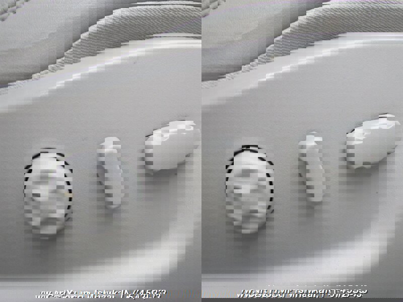 Used 2010 Cadillac DTS Luxury FWD image 24