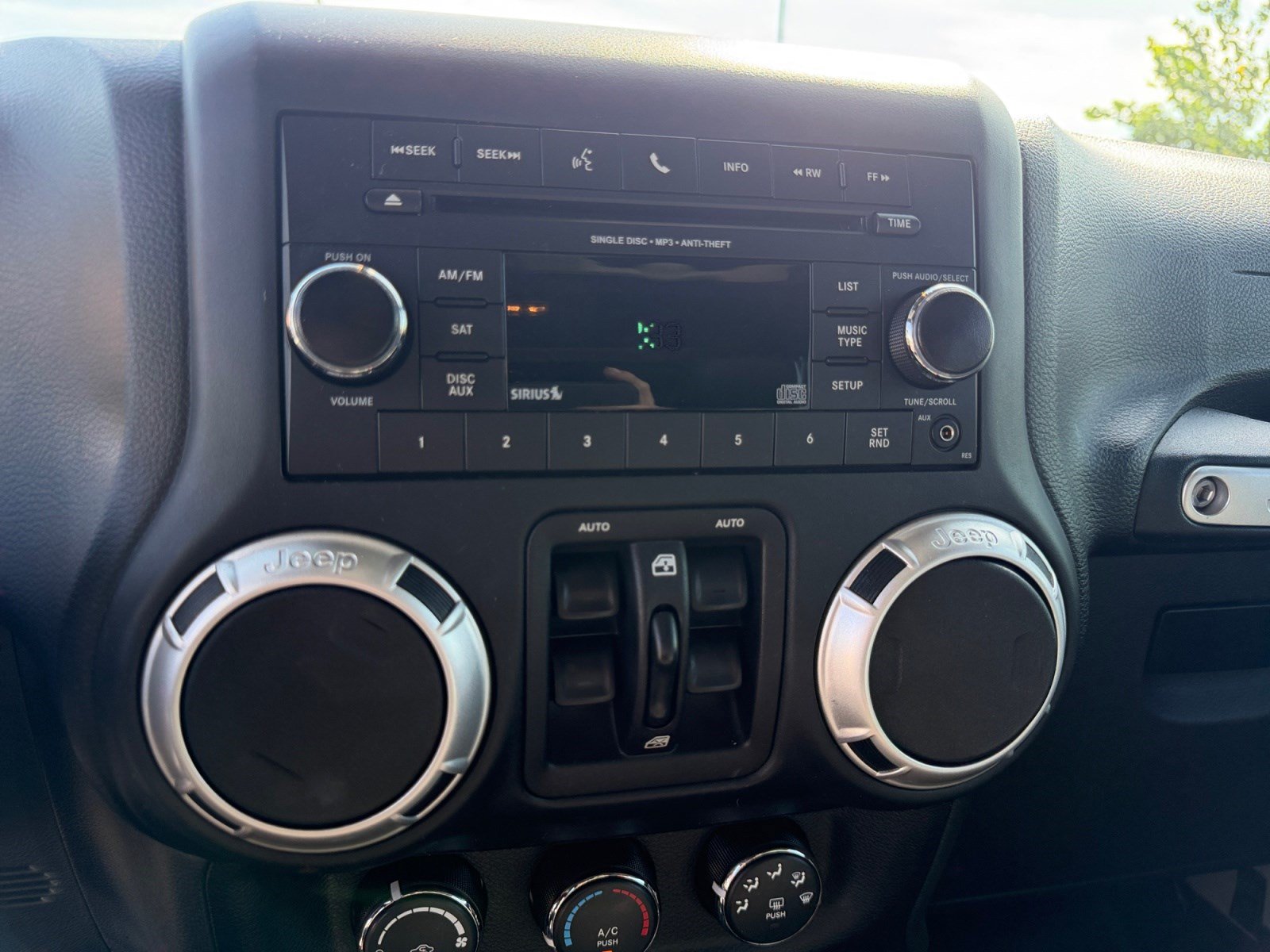 Used 2018 Jeep Wrangler Unlimited Sahara w/ Connectivity Group AWD/4WD image 12