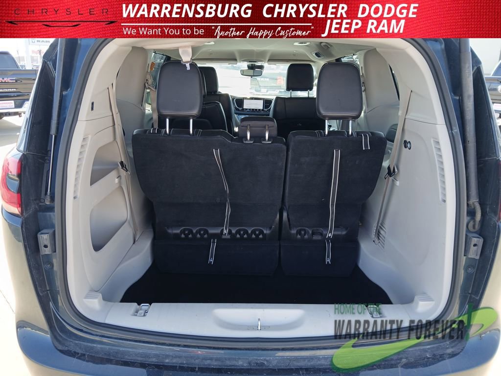Used 2023 Chrysler Pacifica Touring-L image 35