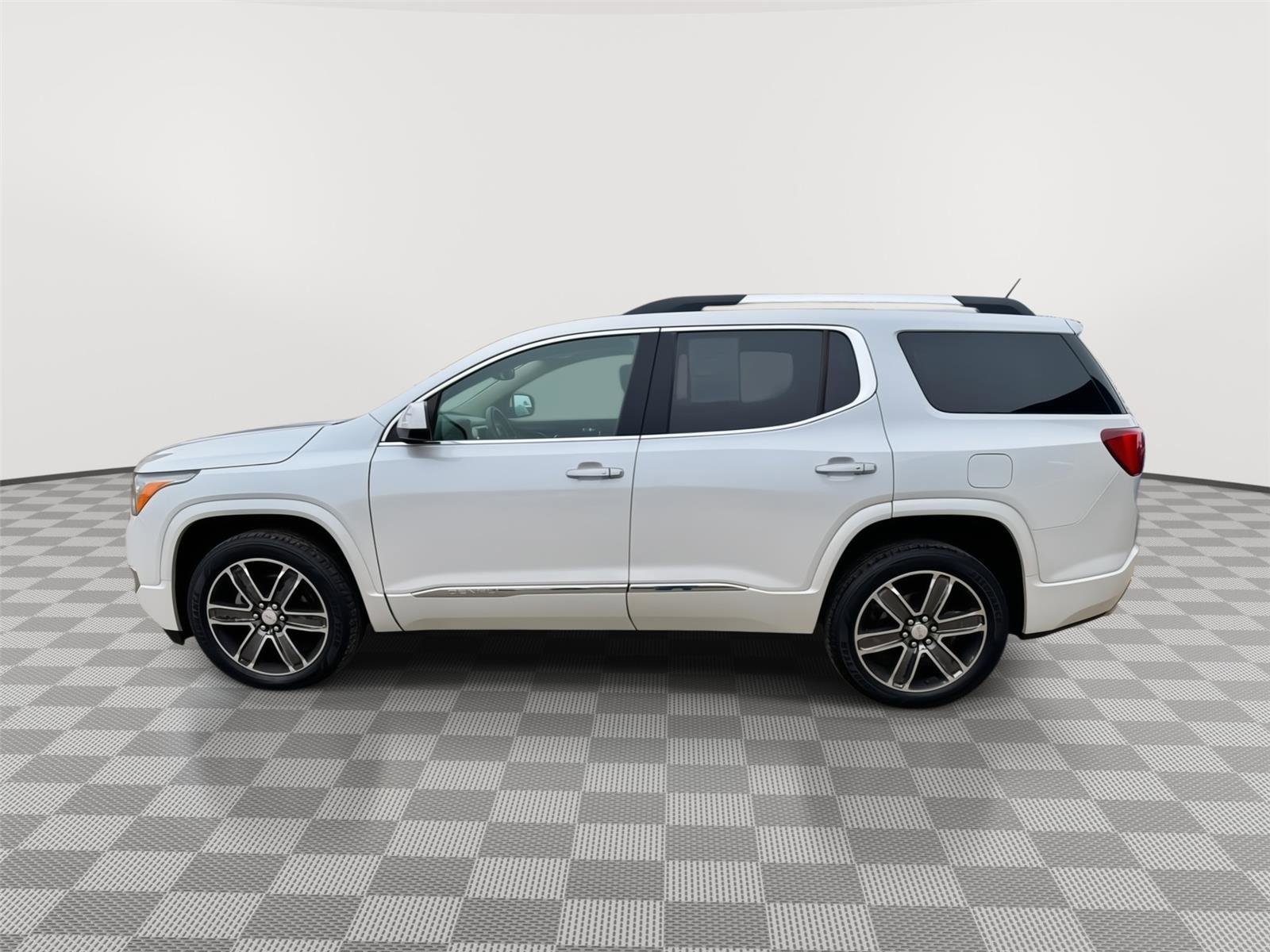 Used 2017 GMC Acadia Denali w/ Technology Package AWD/4WD image 4