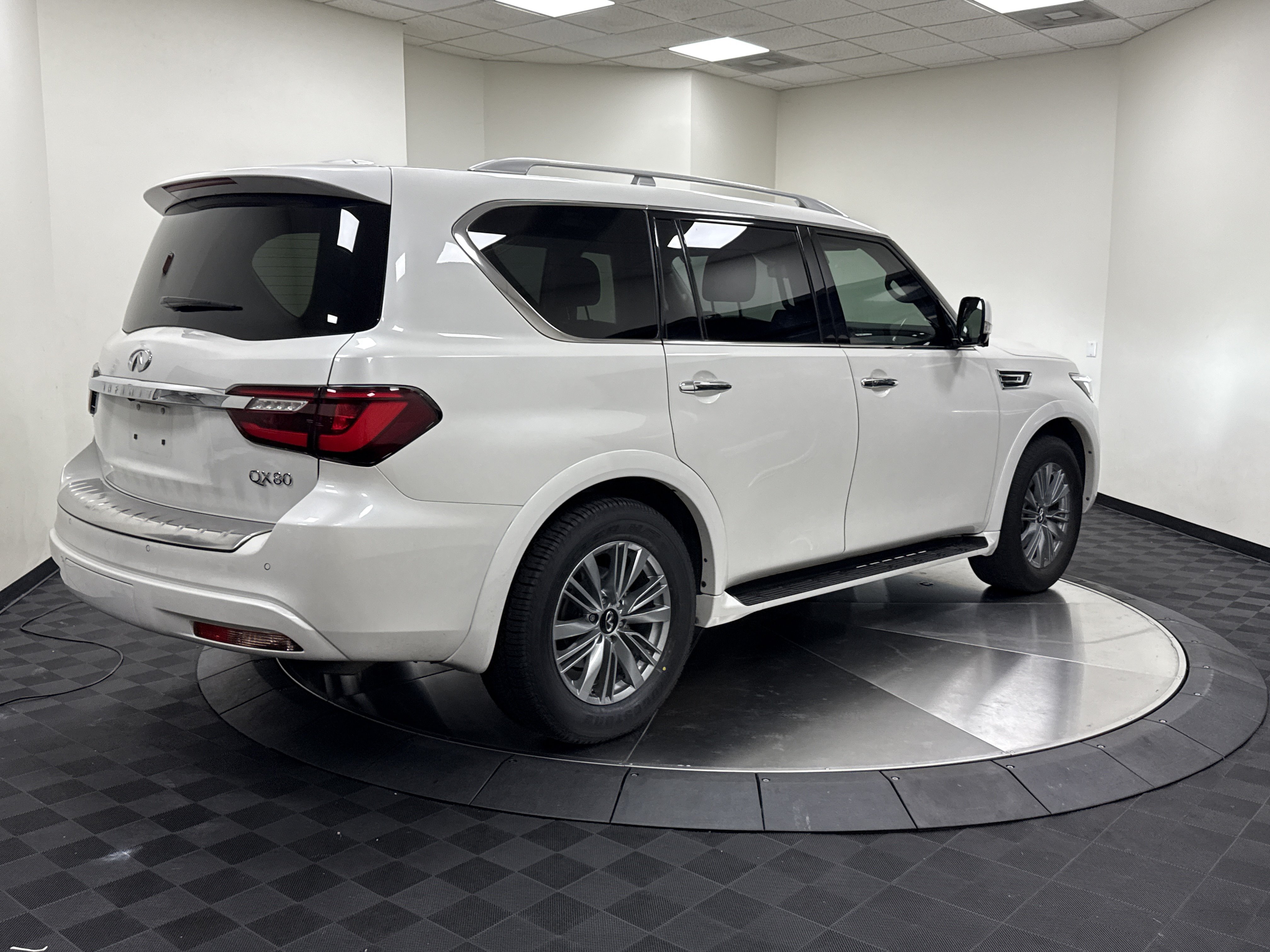 Certified 2024 INFINITI QX80 Luxe w/ Cargo Package RWD image 8