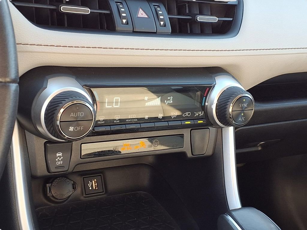 Used 2023 Toyota RAV4 XLE Premium image 15