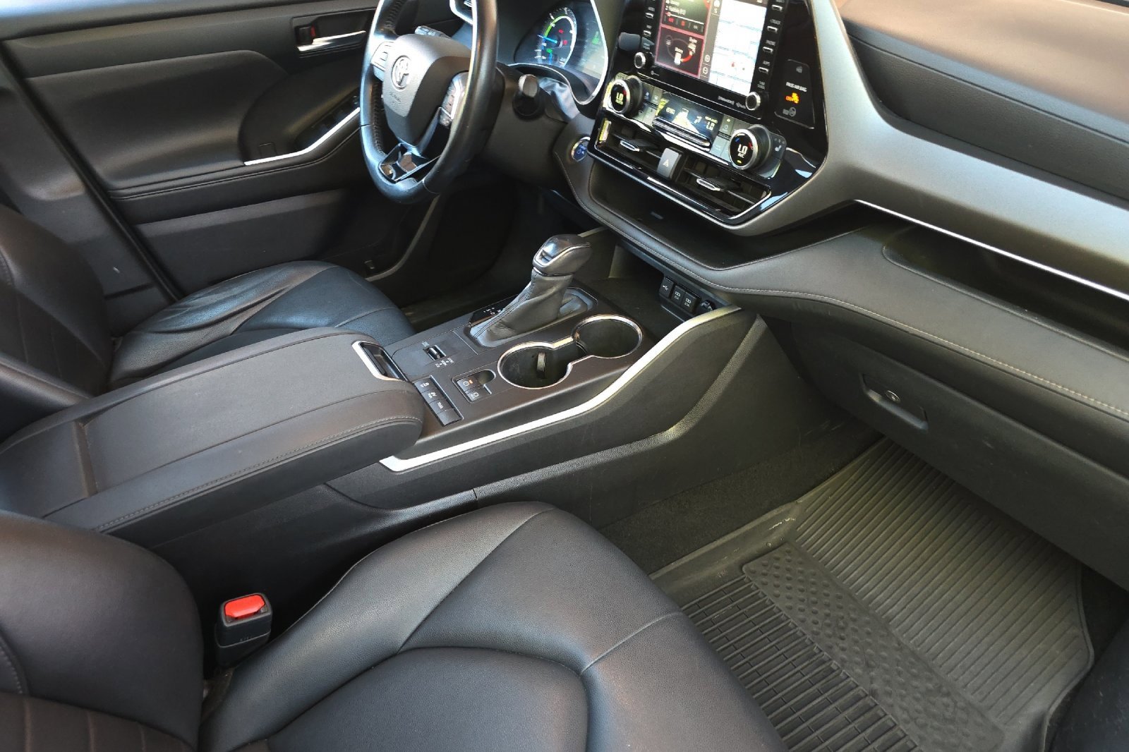 Used 2020 Toyota Highlander XLE image 19