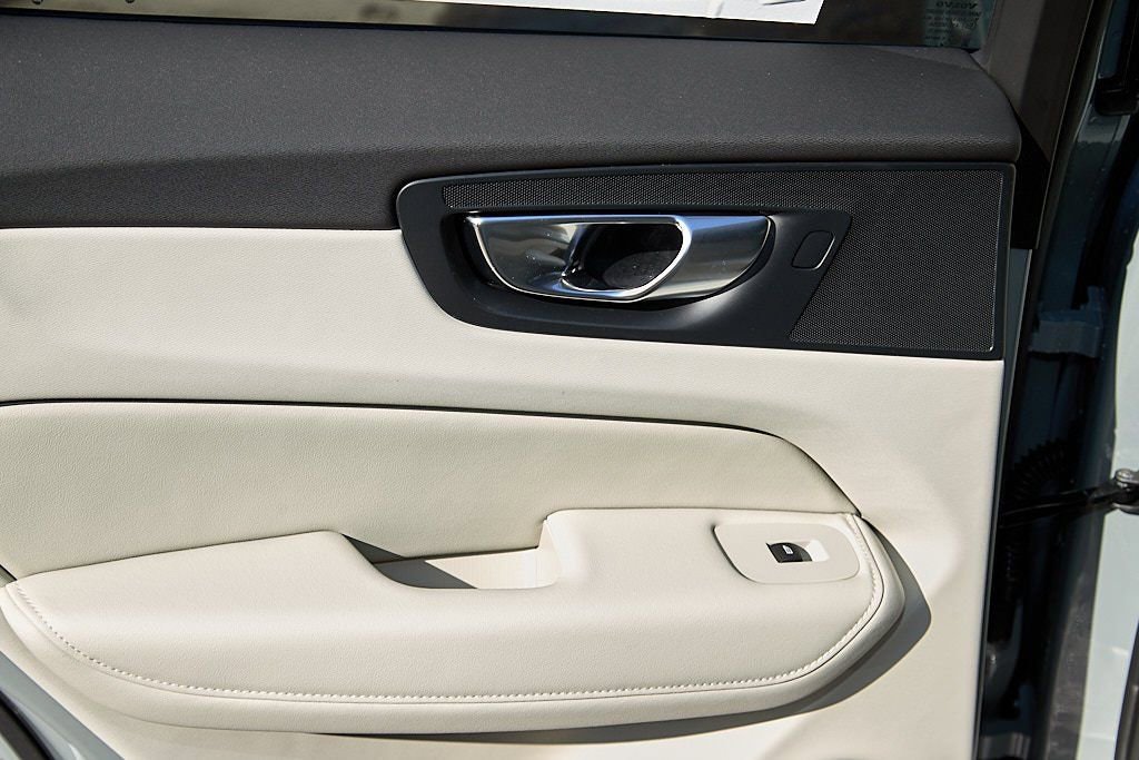 New 2026 Volvo XC60 T8 Ultra w/ Protection Package Premier image 18