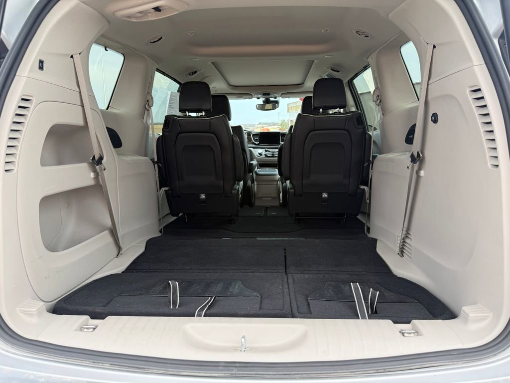 Used 2023 Chrysler Pacifica Limited AWD/4WD image 14