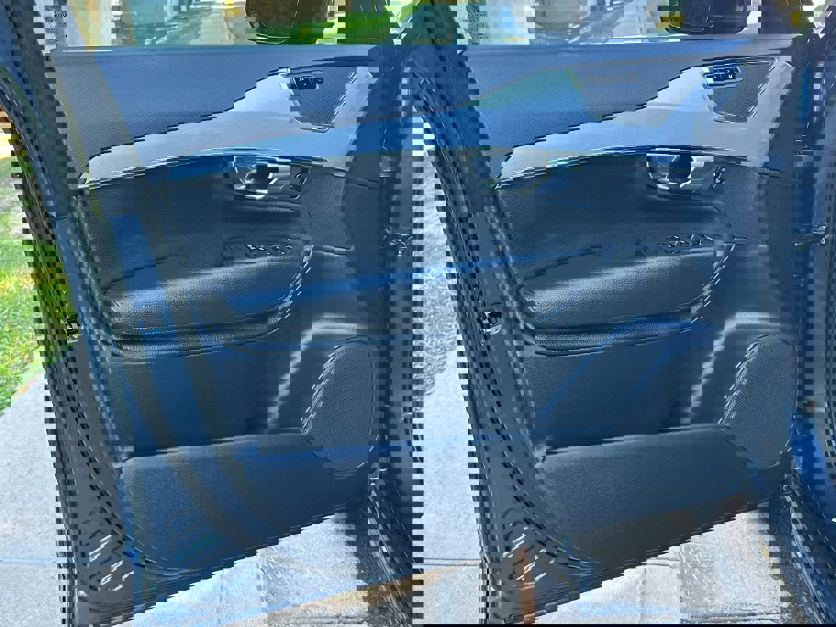 Used 2018 Volvo XC90 T5 Momentum w/ Convenience Package image 36