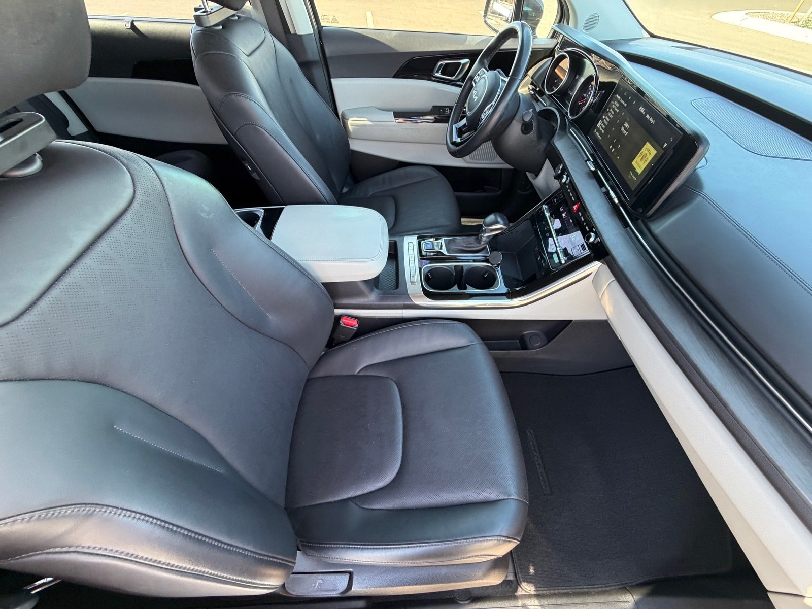 Used 2024 Kia Carnival EX FWD image 11