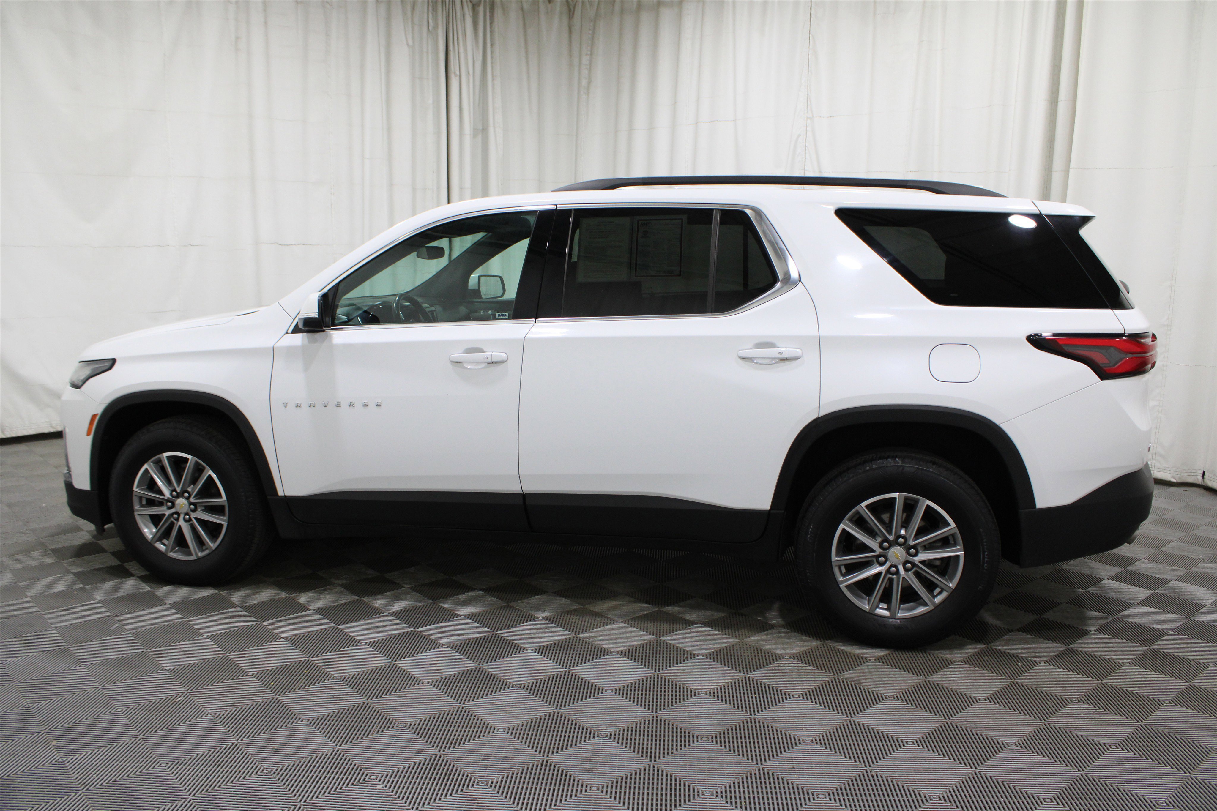Used 2023 Chevrolet Traverse LT image 34