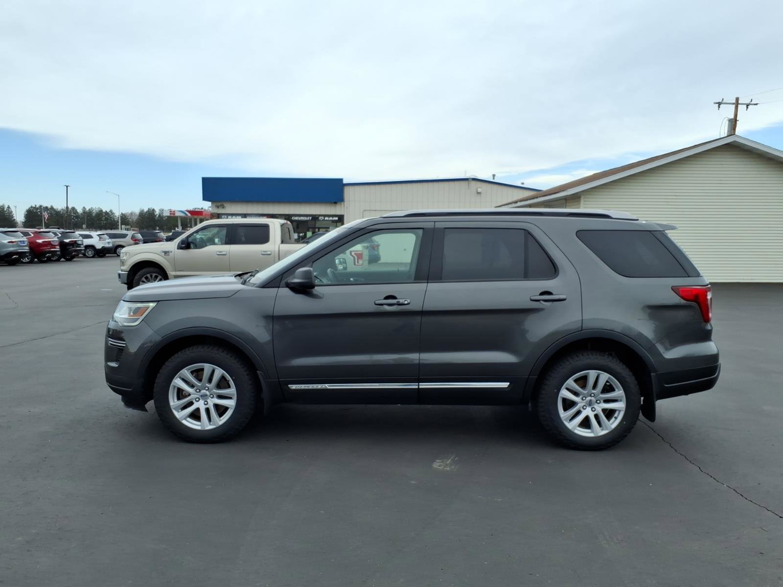 Used 2018 Ford Explorer XLT AWD/4WD image 2