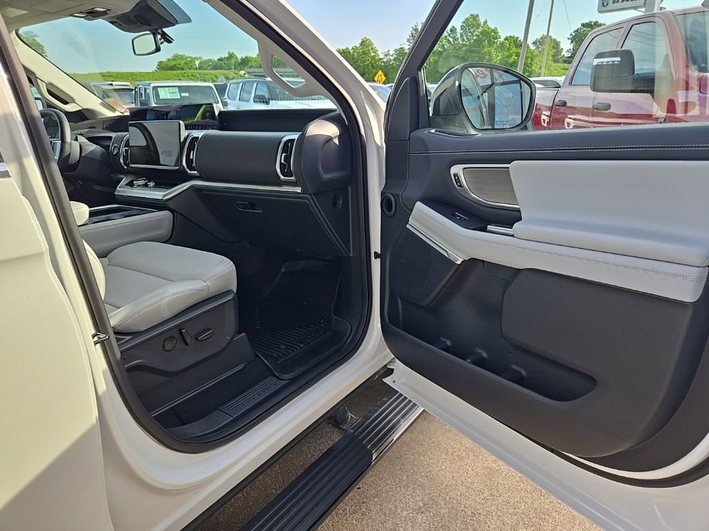Used 2025 Ford Expedition Platinum w/ Driver's Package AWD/4WD image 77