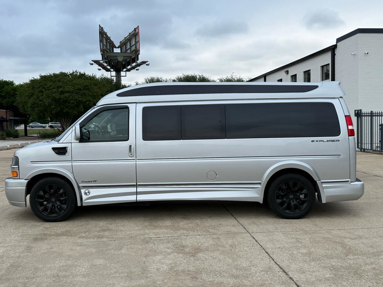 Used 2022 Chevrolet Express 2500 Extended w/ Enhanced Convenience Package image 3